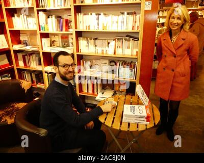 Simon Laplace écrivain historien Niortais a consacré son dernier livre "Jacques Chirac" à "Librairie des Halles' de Niort Banque D'Images