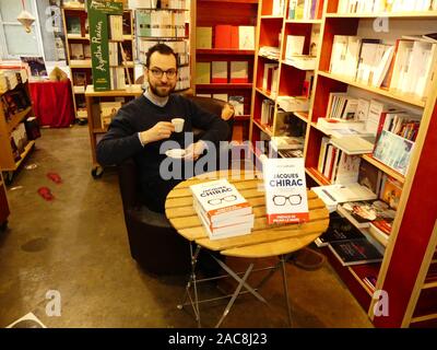 Simon Laplace écrivain historien Niortais a consacré son dernier livre "Jacques Chirac" à "Librairie des Halles' de Niort Banque D'Images