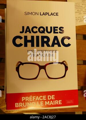 Simon Laplace écrivain historien Niortais a consacré son dernier livre "Jacques Chirac" à "Librairie des Halles' de Niort Banque D'Images