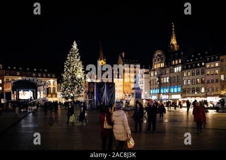 Strasbourg, France - Nov 23, 2017 : Grand groupe de personnes à pied en Place Kleber le soir admirer le grand sapin de Noël et de la cathédrale Notre-Dame en arrière-plan Banque D'Images