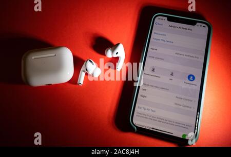 Paris, France - Oct 30, 2019 : Les paramètres des nouveaux ordinateurs Apple AirPods Pro casque avec suppression du bruit active pour un son enveloppant sur l'iPhone 11 Pro Banque D'Images