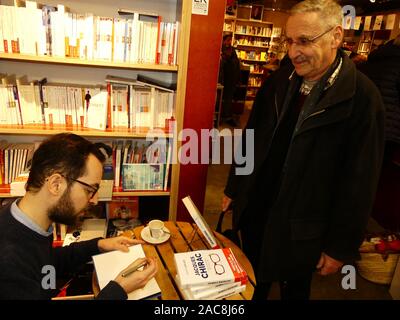 Simon Laplace écrivain historien Niortais a consacré son dernier livre "Jacques Chirac" à "Librairie des Halles' de Niort Banque D'Images