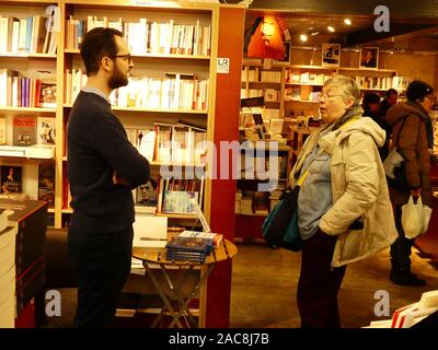 Simon Laplace écrivain historien Niortais a consacré son dernier livre "Jacques Chirac" à "Librairie des Halles' de Niort Banque D'Images