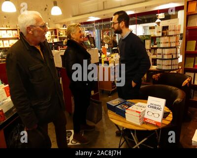 Simon Laplace écrivain historien Niortais a consacré son dernier livre "Jacques Chirac" à "Librairie des Halles' de Niort Banque D'Images