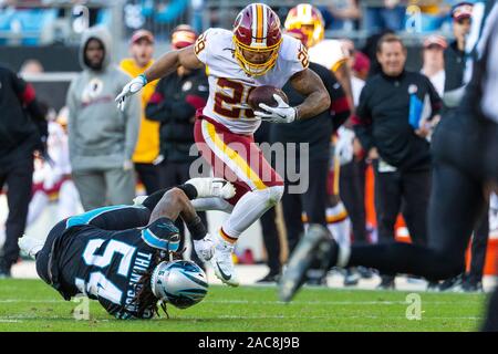 Charlotte, NC, USA. 1er décembre 2019. Le secondeur extérieur Carolina Panthers Shaq Thompson (54) est pris par Redskins de Washington d'utiliser de nouveau Derrius Guice (29) comme il est à la tête de la fin de la zone dans le quatrième trimestre de la NFL se rencontreront au stade Bank of America à Charlotte, NC. (Scott Kinser/Cal Sport Media). Credit : csm/Alamy Live News Banque D'Images