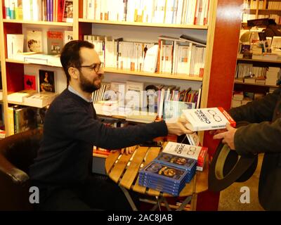 Simon Laplace écrivain historien Niortais a consacré son dernier livre "Jacques Chirac" à "Librairie des Halles' de Niort Banque D'Images