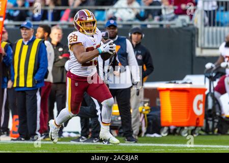 Charlotte, NC, USA. 1er décembre 2019. Redskins de Washington d'utiliser de nouveau Derrius Guice (29) chefs de la fin de la zone dans le quatrième trimestre de la NFL se rencontreront au stade Bank of America à Charlotte, NC. (Scott Kinser/Cal Sport Media). Credit : csm/Alamy Live News Banque D'Images