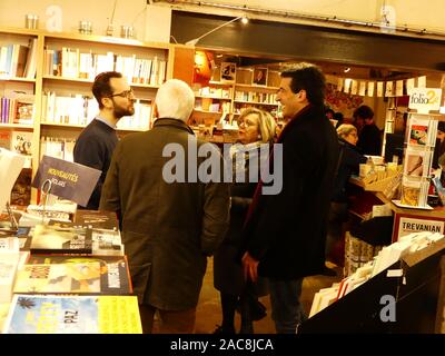 Simon Laplace écrivain historien Niortais a consacré son dernier livre "Jacques Chirac" à "Librairie des Halles' de Niort Banque D'Images