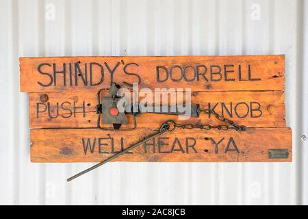 Sonnette d'humour affiche à l'extérieur de l'emblématique Shindy's Inn dans le petit village de l'Outback de Louth, New South Wales, NSW, Australie Banque D'Images