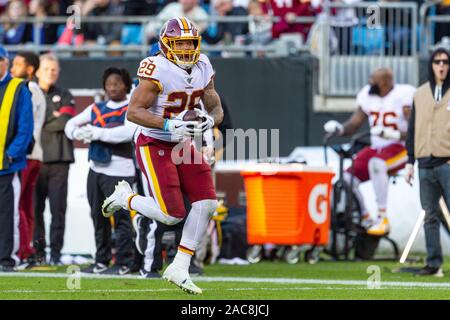 Charlotte, NC, USA. 1er décembre 2019. Redskins de Washington d'utiliser de nouveau Derrius Guice (29) chefs de la fin de la zone dans le quatrième trimestre de la NFL se rencontreront au stade Bank of America à Charlotte, NC. (Scott Kinser/Cal Sport Media). Credit : csm/Alamy Live News Banque D'Images