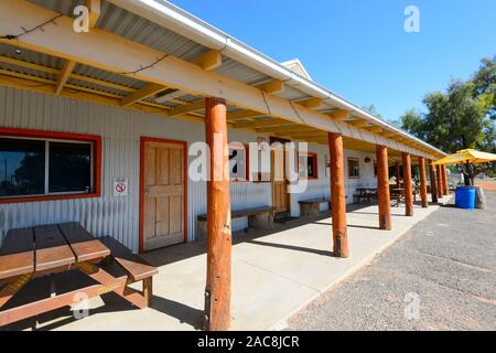 L'extérieur de l'emblématique Shindy's Inn dans le petit village de l'Outback de Louth, New South Wales, NSW, Australie Banque D'Images