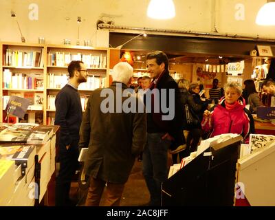 Simon Laplace écrivain historien Niortais a consacré son dernier livre "Jacques Chirac" à "Librairie des Halles' de Niort Banque D'Images