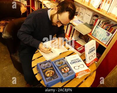 Simon Laplace écrivain historien Niortais a consacré son dernier livre "Jacques Chirac" à "Librairie des Halles' de Niort Banque D'Images