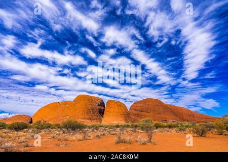 Les formations de nuages unique sur les Olgas, connu sous le nom de Kata Tjuta dans l'arrière-pays australien Banque D'Images