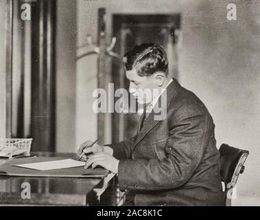 Jim Thorpe, le héros olympique - photographie montre Jim Thorpe, half-length portrait, face vers la gauche, assis à un bureau, par écrit. 27 mars, 1913 Banque D'Images