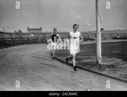 Thorpe et McGloughlin - Photo montre l'athlète indien Américain Jim Thorpe (1888-1953) avec un autre homme, peut-être McLaughlin, sur la voie au Celtic Park dans le Queens, New York City, vers 1910 Banque D'Images