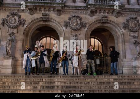 Paris, France - 1 décembre 2019 : musiciens instruments en face de l'Opéra Garnier dans la soirée Banque D'Images