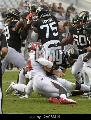 Jacksonville, États-Unis. 06Th Nov, 2019. Jaguars Quarterback Gardner Minshew III (15) comme il est licencié fumbles au quatrième trimestre, les Tampa Bay Buccaneers jouer les Jacksonville Jaguars au domaine bancaire TIAA à Jacksonville, en Floride, le dimanche, Décembre 1, 2019. Les Buccaneers défait les jaguars par un score de 28-11.Photo par Joe Marino/UPI UPI : Crédit/Alamy Live News Banque D'Images