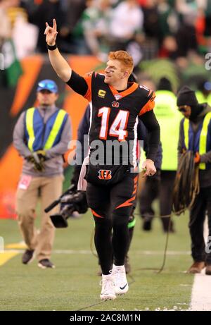 Cincinnati, United States. 06Th Nov, 2019. Le quart-arrière des Bengals de Cincinnati Andy Dalton (14) célèbre après avoir battu les New York Jets 22-6 au Stade Paul Brown à Cincinnati, Ohio, le 1 décembre 2019. Photo de John Sommers II /Crédit : UPI UPI/Alamy Live News Banque D'Images