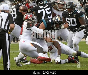 Jacksonville, États-Unis. 06Th Nov, 2019. Jaguars Quarterback Gardner Minshew III (15) comme il est licencié fumbles au quatrième trimestre, les Tampa Bay Buccaneers jouer les Jacksonville Jaguars au domaine bancaire TIAA à Jacksonville, en Floride, le dimanche, Décembre 1, 2019. Les Buccaneers défait les jaguars par un score de 28-11.Photo par Joe Marino/UPI UPI : Crédit/Alamy Live News Banque D'Images