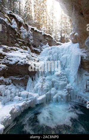 Johnston Canyon cascade gelée formations Icicle Banque D'Images