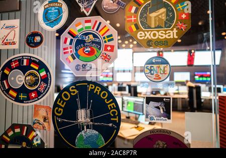 Darmstadt, Allemagne. 13 Nov, 2019. Autocollants de missions précédentes sont apposés sur la porte de verre à l'entrée du centre de contrôle de l'ESOC de l'Agence spatiale européenne ESA. Le vol de la sonde Solar Orbiter est actuellement simulé ici d'étudier le soleil et le vent solaire. Le lancement est prévu pour février 2020. Crédit : Frank Rumpenhorst/dpa/Alamy Live News Banque D'Images