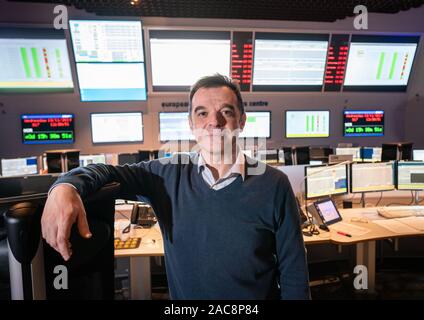 Darmstadt, Allemagne. 13 Nov, 2019. Andrea Accommazzo, vol, directeur de l'Agence spatiale européenne ESA la mission Solar Orbiter, est basé au centre de contrôle de l'ESOC de l'ESA. Le vol de la sonde Solar Orbiter est actuellement simulé ici d'étudier le soleil et le vent solaire. Le lancement est prévu pour février 2020. Crédit : Frank Rumpenhorst/dpa/Alamy Live News Banque D'Images