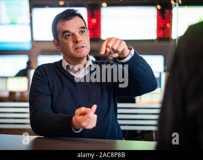 Darmstadt, Allemagne. 13 Nov, 2019. Andrea Accommazzo, directeur de vol de la mission Solar Orbiter de l'Agence spatiale européenne ESA, explique les détails de la mission dans une interview au centre de contrôle de l'ESOC. Le vol de la sonde Solar Orbiter est actuellement simulé ici d'étudier le soleil et le vent solaire. Le lancement est prévu pour février 2020. Crédit : Frank Rumpenhorst/dpa/Alamy Live News Banque D'Images