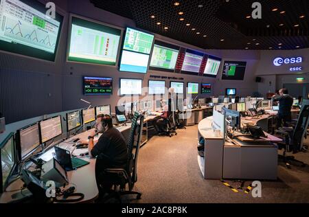 Darmstadt, Allemagne. 13 Nov, 2019. Le Centre de contrôle de l'ESOC de l'Agence spatiale européenne ESA. Le vol de la sonde Solar Orbiter est actuellement simulé ici d'étudier le soleil et le vent solaire. Le lancement est prévu pour février 2020. Crédit : Frank Rumpenhorst/dpa/Alamy Live News Banque D'Images