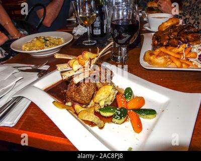 De belles assiettes et de l'alimentation et des verres de vins à l'anniversaire célébration déjeuner au restaurant Banque D'Images