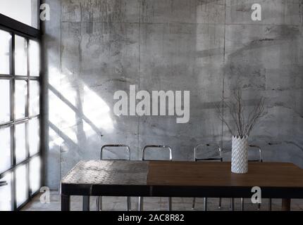 La mise en page dans un style loft dans des couleurs sombres à l'intérieur d'espaces ouverts Banque D'Images