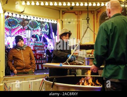 Londres, Royaume-Uni. 1er décembre 2019. Les touristes d'acheter de la nourriture à Hyde Park Winter Wonderland à Londres, Grande-Bretagne le 1er décembre 2019. Hyde Park Winter Wonderland est ouvert depuis le 21 novembre. Credit : Han Yan/Xinhua/Alamy Live News Banque D'Images