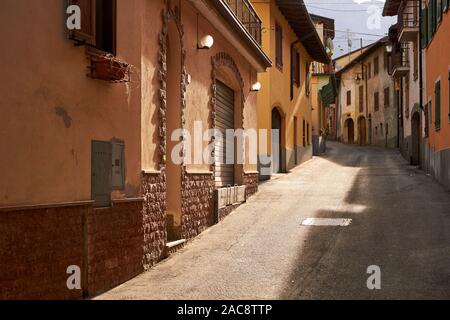 Une rue dans le village de Entracuqe nearCuneo dans les Alpes qui marqua l'arrivée. Piémont, Italie Banque D'Images