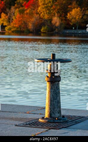 Robinet-vanne sur une plate-forme au réservoir de Hopkinton. La soupape est utilisée pour contrôler le débit d'eau. Parc national de Hopkinton, Hopkinton, ma, États-Unis Banque D'Images