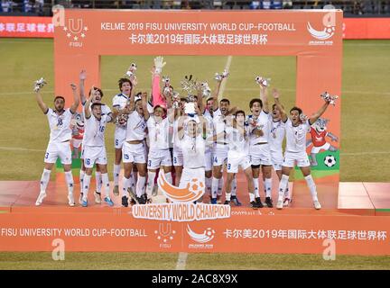 Beijing, Chine, province du Fujian. 1er décembre 2019. Les joueurs de l'Université de la République posent sur le podium lors de la cérémonie de la finale chez les hommes du match entre l'Uruguay et l'Université de la République de l'Université de Wollongong en Australie à l'Université de la FISU 2019 Coupe du Monde à Jinjiang, le sud-est de la province de Fujian en Chine, le 1er décembre 2019. Crédit : Il Canling/Xinhua/Alamy Live News Banque D'Images