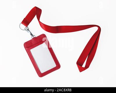 Badge en cuir rouge et cordon isolé sur fond blanc Banque D'Images