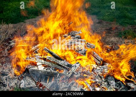 Rage brûler pile se débarrasser des ordures et des boutures jardin sur le paddock à la ferme Banque D'Images