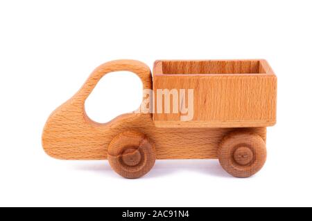 Close-up jouet pour enfants en bois naturel sous la forme d'un camion-benne sur un arrière-plan blanc isolé. Studio de photographie. Eco-friendly jouet pour par Banque D'Images