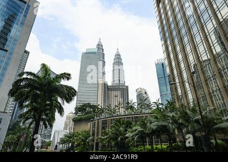 Vue imprenable sur les tours jumelles Petronas à Kuala Lumpur. Les Tours Petronas sont des gratte-ciel de Kuala Lumpur, Malaisie. Banque D'Images