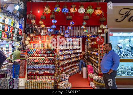 Mosaïque turc ottoman / lampe lumière à l'intérieur des boutiques du Grand Bazar à Istanbul, Turquie, l'un des plus grands et les plus anciens marchés couverts dans le monde Banque D'Images