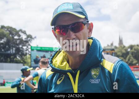 Adelaide, Australie, 2 décembre 2019 . Coach australienne de cricket Justin Langer de signer des autographes au jour 4 de la 2e journée de domaine test de nuit entre l'Australie et le Pakistan à l'Adelaide Oval. L'Australie mène 1-0 dans la série 2 .match Crédit : amer ghazzal/Alamy Live News Banque D'Images