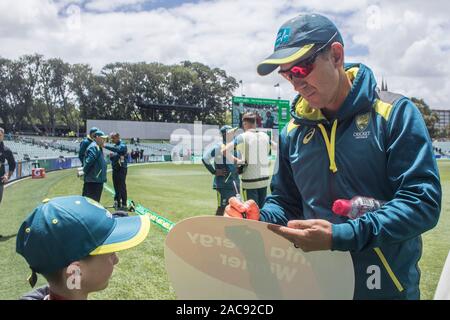 Adelaide, Australie, 2 décembre 2019 . Coach australienne de cricket Justin Langer de signer des autographes au jour 4 de la 2e journée de domaine test de nuit entre l'Australie et le Pakistan à l'Adelaide Oval. L'Australie mène 1-0 dans la série 2 .match Crédit : amer ghazzal/Alamy Live News Banque D'Images