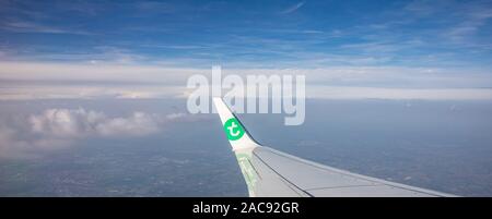 Amsterdam Pays-Bas à vol d'Athènes Grèce. 14 octobre, 2019. Logo de Transavia sur une aile d'avion survolant l'Europe. Vue de la fenêtre de l'avion. Banque D'Images