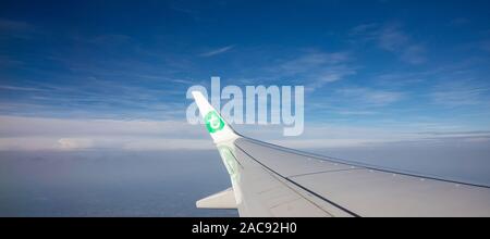 Amsterdam Pays-Bas à vol d'Athènes Grèce. 14 octobre, 2019. Logo de Transavia sur une aile d'avion survolant l'Europe. Vue de la fenêtre de l'avion. Banque D'Images