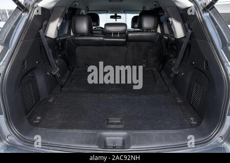 Assurance de l'espace dans le corps du coffre de voiture SUV avec Ouvrir porte arrière et intérieur cuir après lavage et nettoyage à sec avec trois rangées de sièges. Auto Banque D'Images
