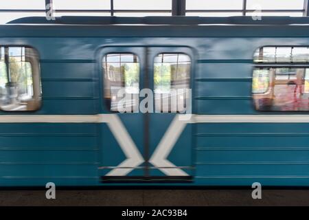 Moscou, Russie - le 26 juillet 2019 : Train dans des Moineaux métro dans le métro de Moscou. Banque D'Images