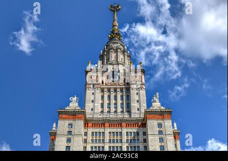 L'Université d'État Lomonosov de Moscou, l'emblématique bâtiment stalinien de Moscou, en Russie. Banque D'Images