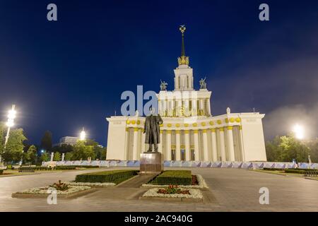 Moscou, Russie - le 22 juillet 2019 : Monument à Vladimir Lénine en avant du pavillon central. L'exposition des réalisations de l'économie nationale (VDNH). Banque D'Images