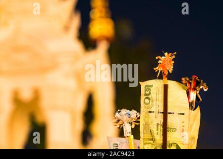 Chiang Mai, Thaïlande, offre de temple coloré pour les célébrations de la nuit de la Saint-Sylvestre Banque D'Images