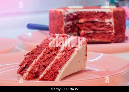 Red Velvet Cake sur un plateau en verre avec une tranche retiré à l'avant Banque D'Images